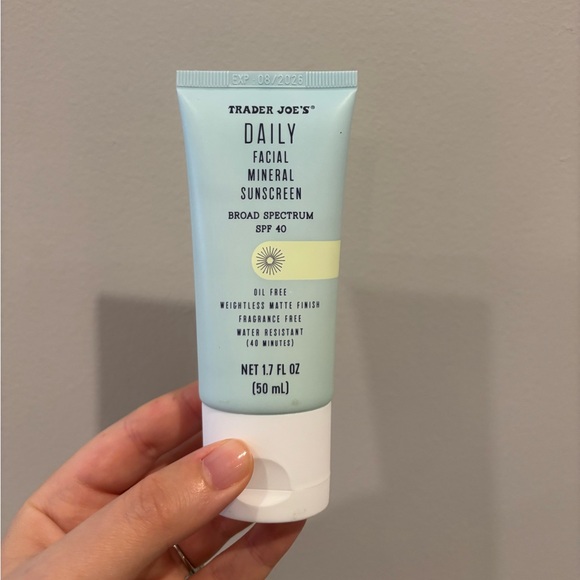 Trader Joe's Daily Facial Mineral Sunscreen SPF 40 - Picture 1 of 2